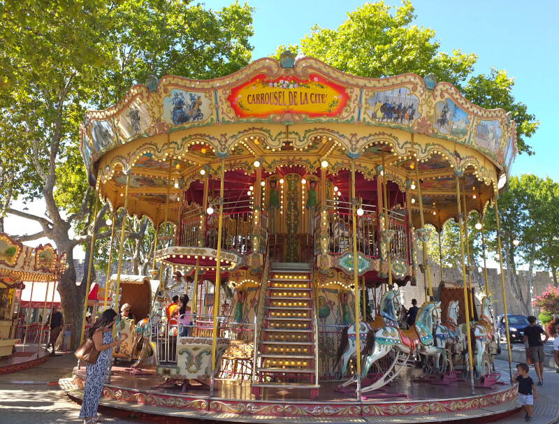 image du manège : le carrousel d'aigues-mortes