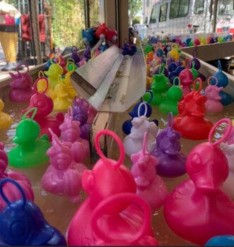 pêche aux canards pour les enfants sur le stand du manège d'Aigues-Mortes