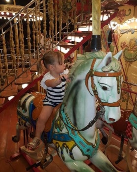 petite fille faisant du manège sur le carrousel d'Aigues-Mortes