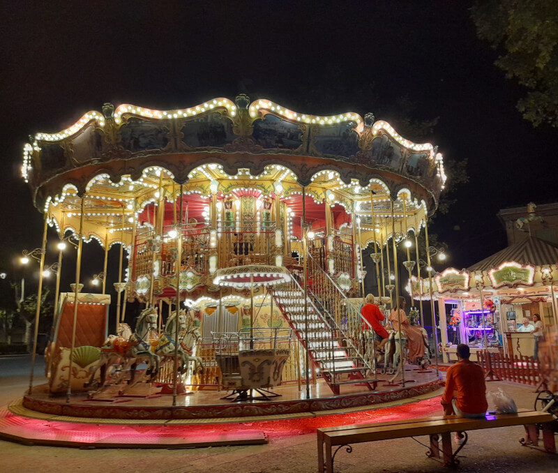 image du manège : le carrousel d'aigues-mortes
