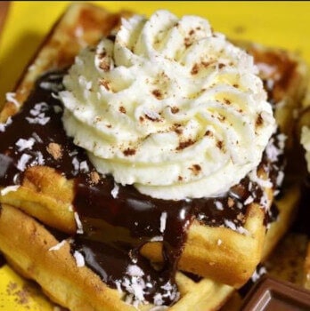 Gaufres avec chantilly en vente sur le stand du manège d'Aigues-Mortes