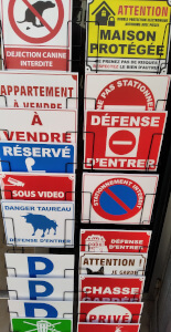 Plaques signalétiques disponibles chez Cordo Clés Services au grau du roi