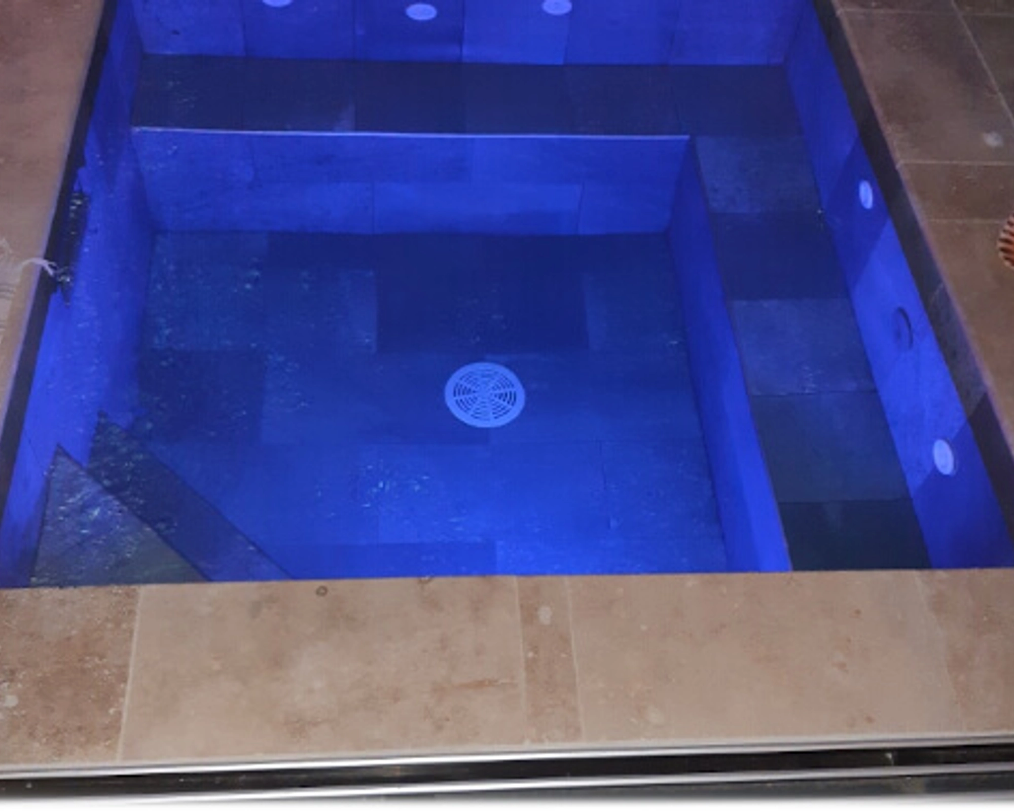 artisan maçon a aigues mortes jaccouzi bleu 