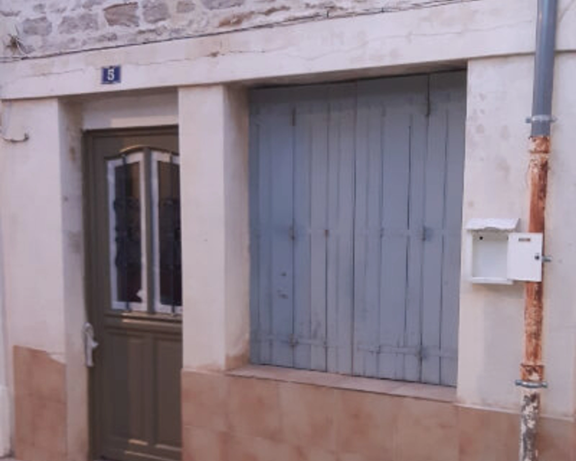 artisan maçon tres bon  plan de travail avec enduit a aigues mortes