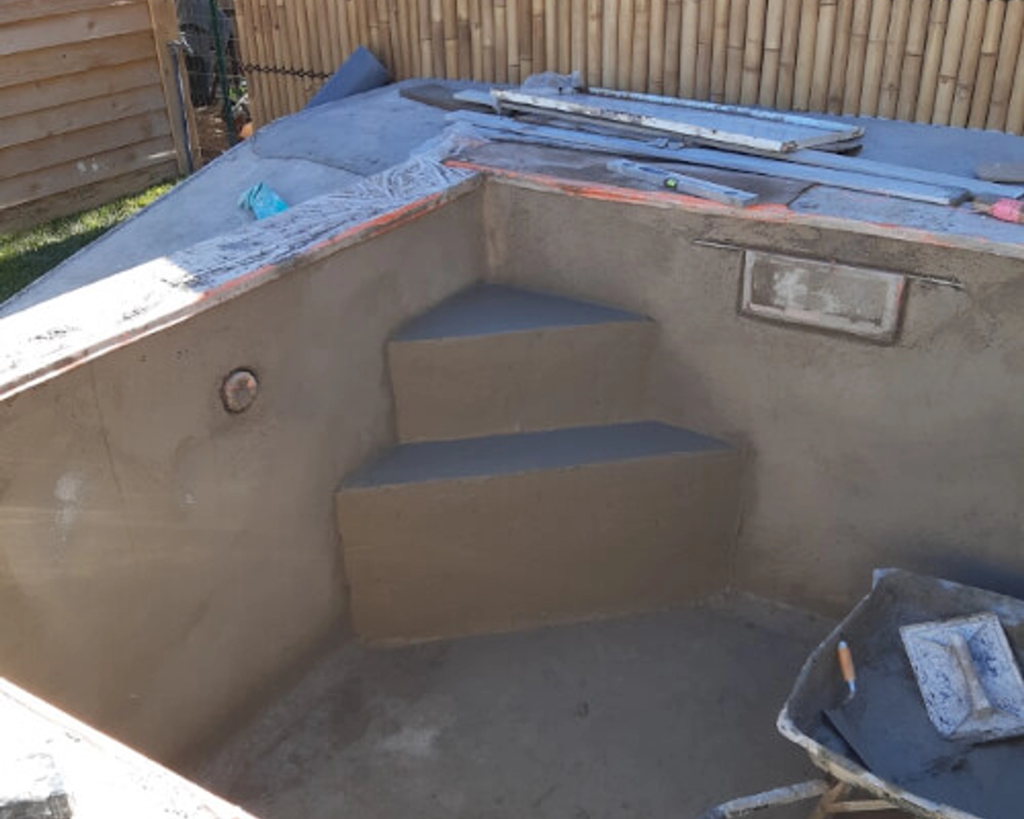 artisan maçon tres bon  jacouzzi exterieur en beton a  aigues mortes