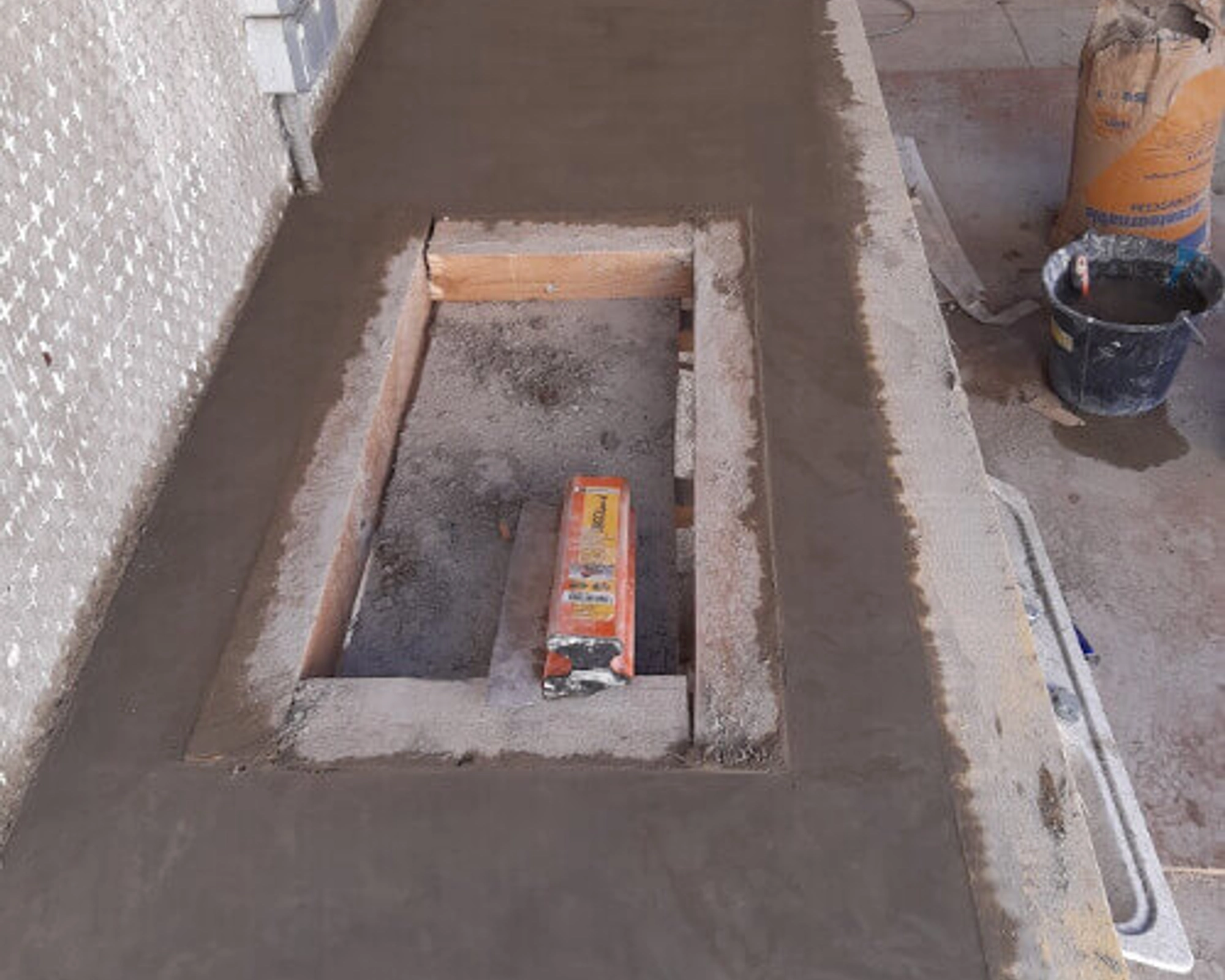 artisan maçon tres bon plan de travail avec enduit a aigues mortes