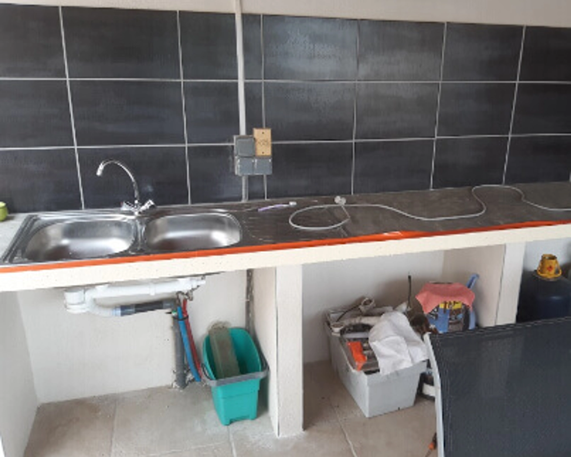 bon artisan maçon david barry  plan de travail apres enduit a aigues mortes