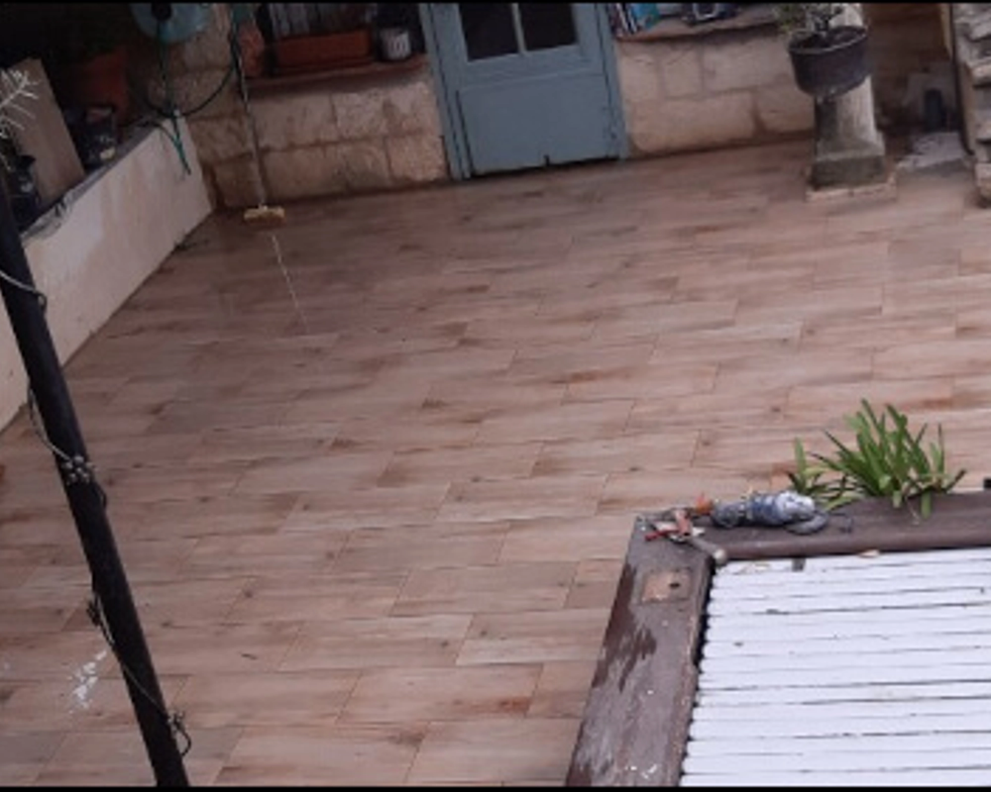 artisan maçon a aiguse mortes creation d'une terrasse carrelée terminée