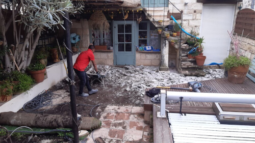 artisan maçon a Aigues mortes creation d'une terrasse en carrelage