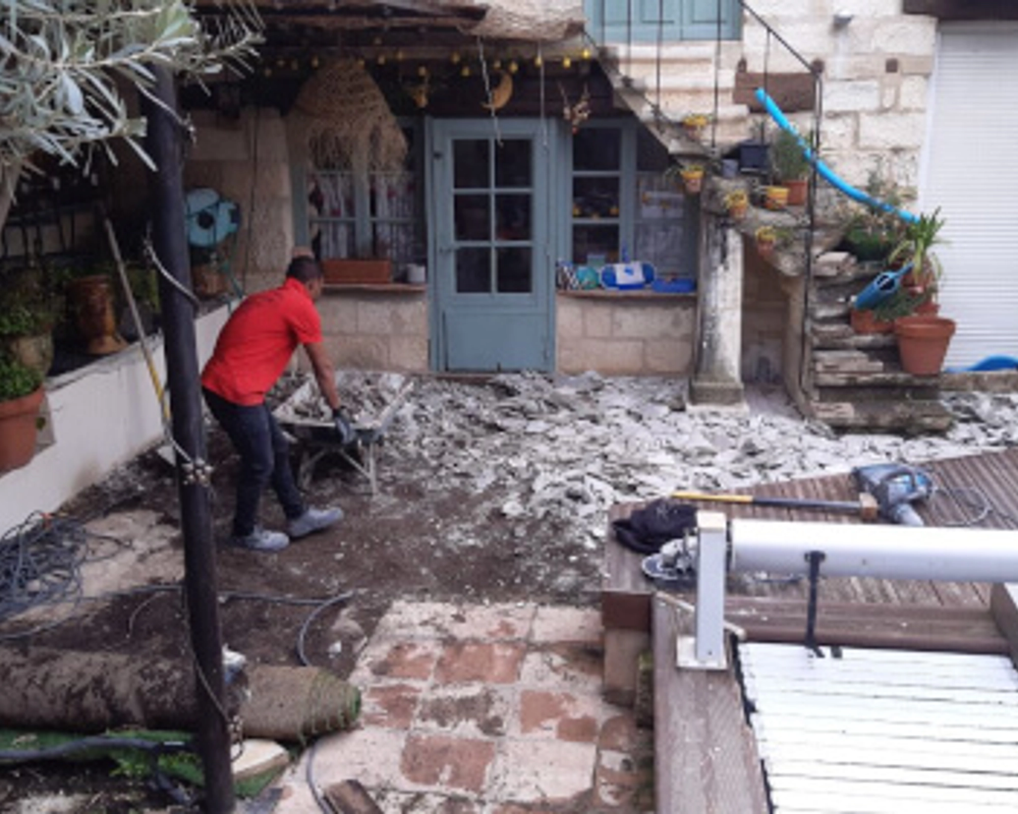 artisan maçon a Aigues mortes creation d'une terrasse en carrelage