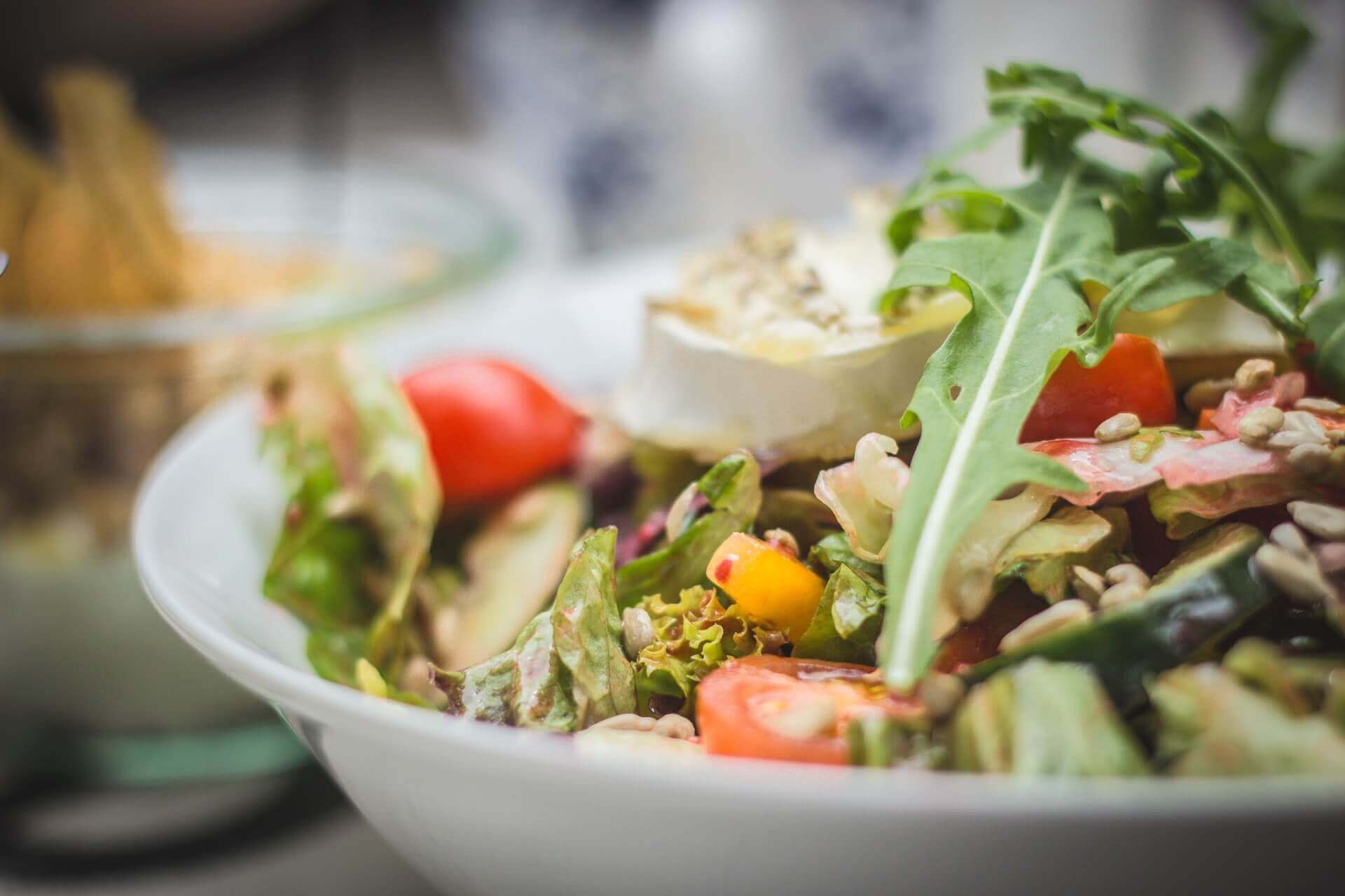 aigues mortes restaurant l entracte photo d'une salade composée