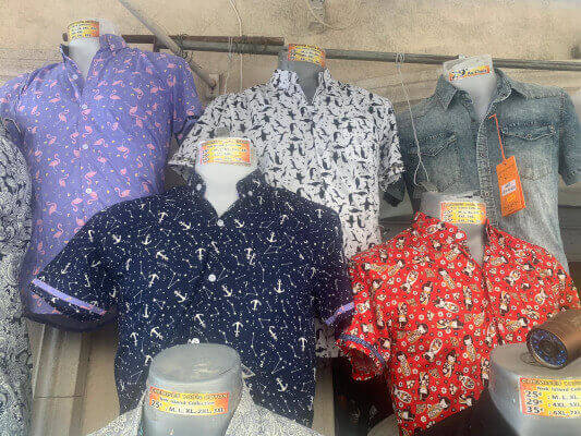 quatre chemises avec des flamants roses sur buste de mannequin dans la boutique de NOK ISLAND COLLECTION