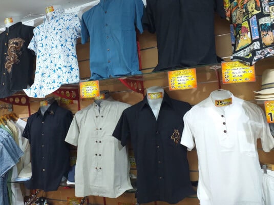 plusieurs chemises sobres sur bustes de mannequin dans la boutique de NOK ISLAND COLLECTION