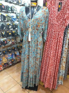 robes bleues et oranges dans la boutique de NOK ISLAND COLLECTION