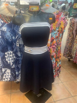 robe noir avec bordures blanches dans la boutique de NOK ISLAND COLLECTION