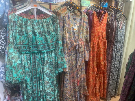 robes multicolores dans la boutique de NOK ISLAND COLLECTION