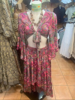 robe rose dans la boutique de NOK ISLAND COLLECTION
