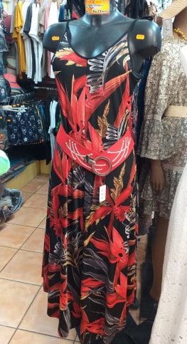 robe rouge et noire dans la boutique de NOK ISLAND COLLECTION