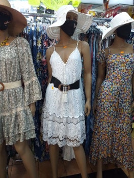 robe blanche brodée dans la boutique de NOK ISLAND COLLECTION