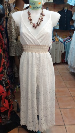 robe blanche dans la boutique de NOK ISLAND COLLECTION