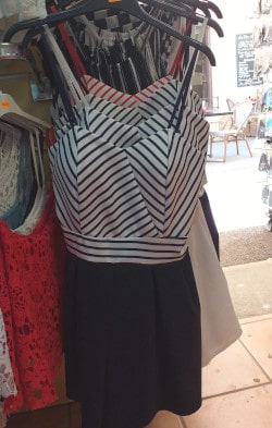 robe noire et blanche dans la boutique de NOK ISLAND COLLECTION