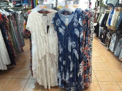 robes légères dans la boutique de NOK ISLAND COLLECTION