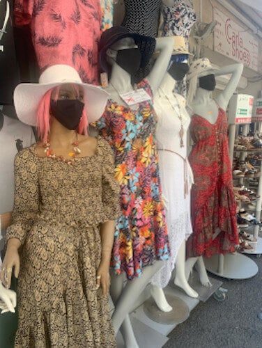 robes à l'entrée de la boutique NOK ISLAND COLLECTION portées par plusieurs mannequins