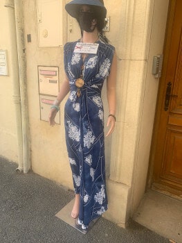 robe bleue aux motifs blancs dans la boutique de NOK ISLAND COLLECTION
