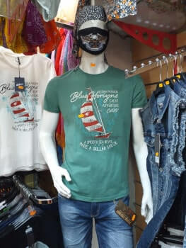 tee-shirtavec impression davant dans la boutique de NOK ISLAND COLLECTION
