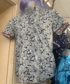 chemise avec arabesques noires dans la boutique de NOK ISLAND COLLECTION
