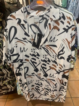 chemise beige noire et marron dans la boutique de NOK ISLAND COLLECTION