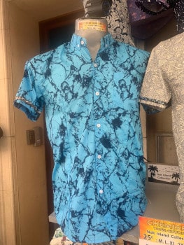 chemise bleue pastel dans la boutique de NOK ISLAND COLLECTION