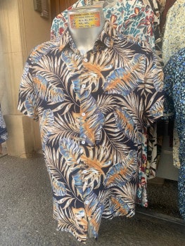 chemise avec impression de plumes dans la boutique de NOK ISLAND COLLECTION