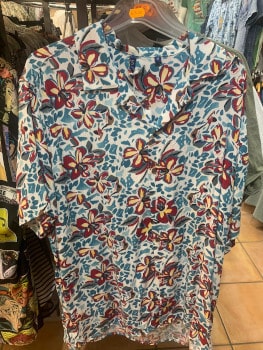 chemise avec des fleurs rouges dans la boutique de NOK ISLAND COLLECTION