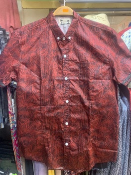chemise rouge brillante dans la boutique de NOK ISLAND COLLECTION
