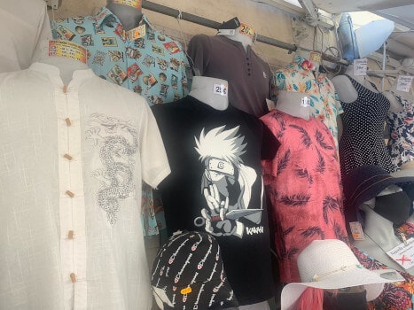 plusieurs tee-shirtsur des bustes de mannequins dans la boutique de NOK ISLAND COLLECTION