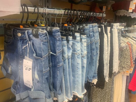 short en  jean dans la boutique de NOK ISLAND COLLECTION
