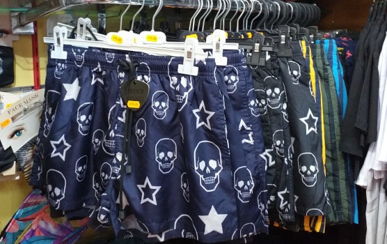 short avec des têtes de mort dans la boutique de NOK ISLAND COLLECTION