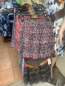 jupe fleurie courte dans la boutique de NOK ISLAND COLLECTION