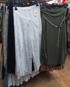 jupes longues en diverses couleurs: blanche, verte, noire, beige chez de NOK ISLAND COLLECTION