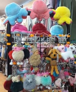 peluches dans la boutique de NOK ISLAND COLLECTION