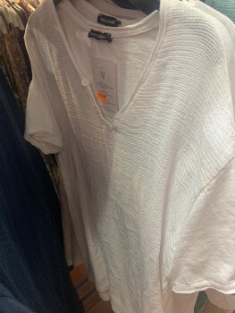 tee-shirt blanc dans la boutique de NOK ISLAND COLLECTION