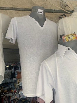 tee-shirt blanc avec un col en V dans la boutique de NOK ISLAND COLLECTION