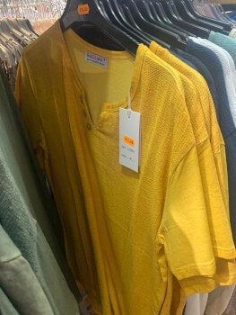 tee-shirt jaune dans la boutique de NOK ISLAND COLLECTION