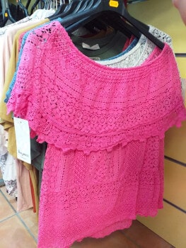 top rose dans la boutique de NOK ISLAND COLLECTION