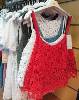 top rouge dans la boutique de NOK ISLAND COLLECTION